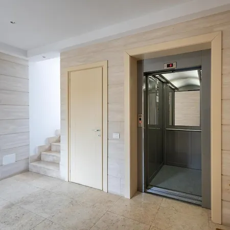 Attico Eleonora- Terrazza & Parcheggio In Centro شقة